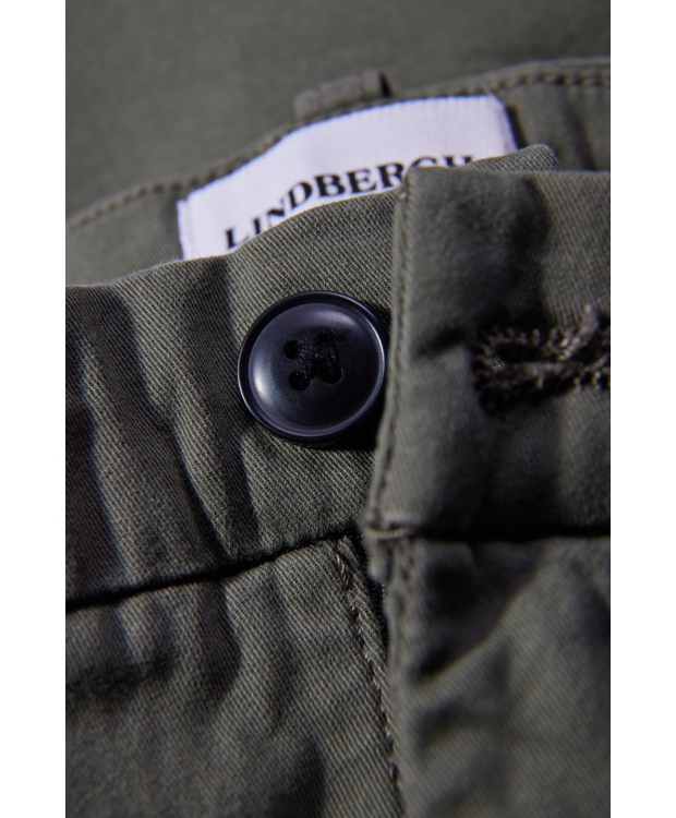 Lindbergh Superflex Chino Shorts i armygrøn til herre billede 4