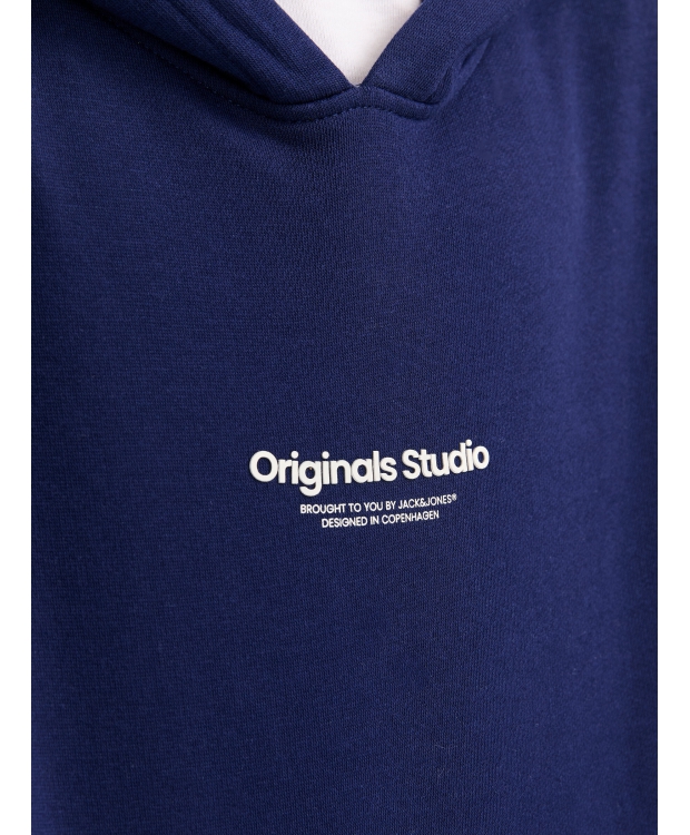 Jack & Jones Junior hoodie i Ocean navy med tekst print til drenge billede 2
